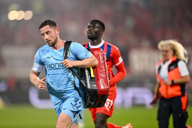 02 May 2025, Baden-Württemberg, Heidenheim: Bochum's Maximilian Wittek carries the emergency doctor's case during the German Bundesliga soccer match between FC Heidenheim and VfL Bochum at Voith-Arena. Photo: Harry Langer/dpa - IMPORTANT NOTE: In accordance with the regulations of the DFL German Football League and the DFB German Football Association, it is prohibited to utilize or have utilized photographs taken in the stadium and/or of the match in the form of sequential images and/or video-like photo series.