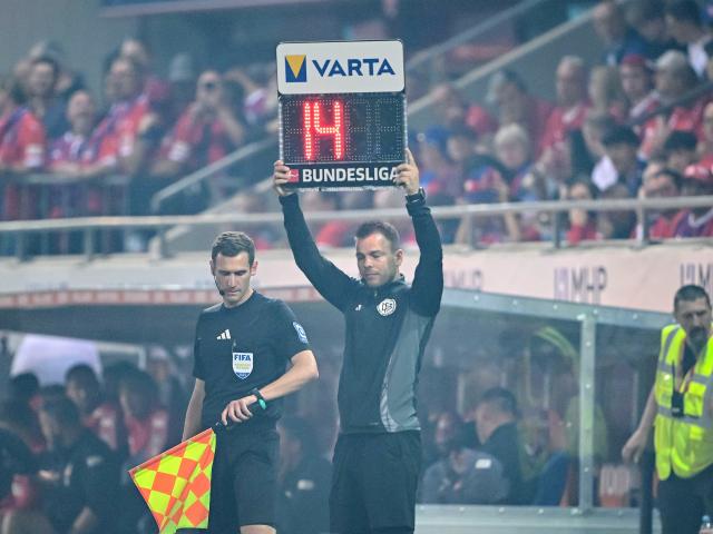 02 May 2025, Baden-Württemberg, Heidenheim: The fourth official indicates 14 minutes of injury time during the German Bundesliga soccer match between FC Heidenheim and VfL Bochum at Voith-Arena. Photo: Harry Langer/dpa - IMPORTANT NOTE: In accordance with the regulations of the DFL German Football League and the DFB German Football Association, it is prohibited to utilize or have utilized photographs taken in the stadium and/or of the match in the form of sequential images and/or video-like photo series.