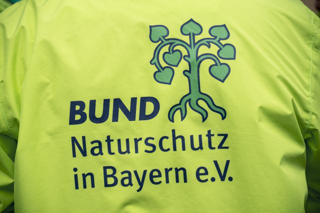 FILED - 06 August 2023, Bavaria, Ludwigsstadt: A person wears a jacket with the logo of Germany's BUND environmental organization. Photo: Daniel Vogl/dpa