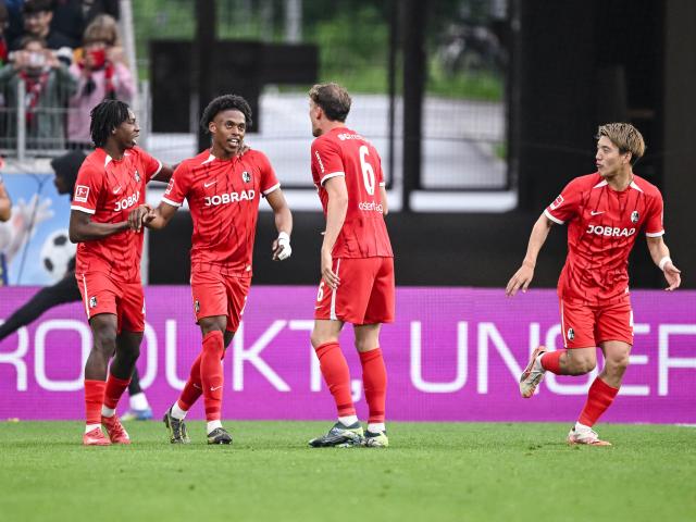 04 May 2025, Baden-Württemberg, Freiburg im Breisgau: Freiburg's Junior Adamu celebrates scoring his side's second goal with his teammates during the German Bundesliga soccer match between SC Freiburg and Bayer Leverkusen at Europa-Park Stadium. Photo: Harry Langer/dpa - IMPORTANT NOTICE: DFL and DFB regulations prohibit any use of photographs as image sequences and/or quasi-video.