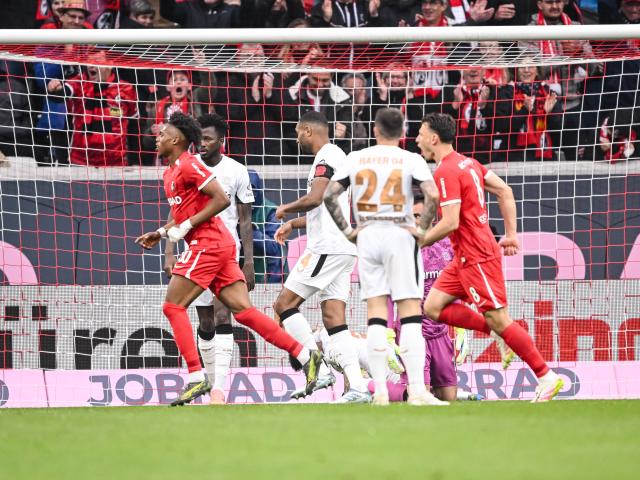 04 May 2025, Baden-Württemberg, Freiburg im Breisgau: Freiburg's Junior Adamu (L) celebrates scoring his side's second goal with his teammates during the German Bundesliga soccer match between SC Freiburg and Bayer Leverkusen at Europa-Park Stadium. Photo: Harry Langer/dpa - IMPORTANT NOTICE: DFL and DFB regulations prohibit any use of photographs as image sequences and/or quasi-video.