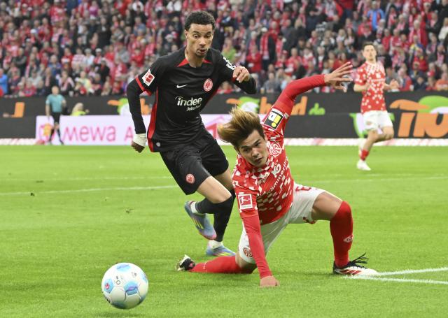 04 May 2025, Rhineland-Palatinate, Mainz: Mainz's Kaishu Sano and Frankfurt's Hugo Ekitike (L) battle for the ball during the German Bundesliga soccer match between FSV Mainz 05 and Eintracht Frankfurt at the Mewa Arena. Photo: Torsten Silz/dpa - IMPORTANT NOTICE: DFL and DFB regulations prohibit any use of photographs as image sequences and/or quasi-video.