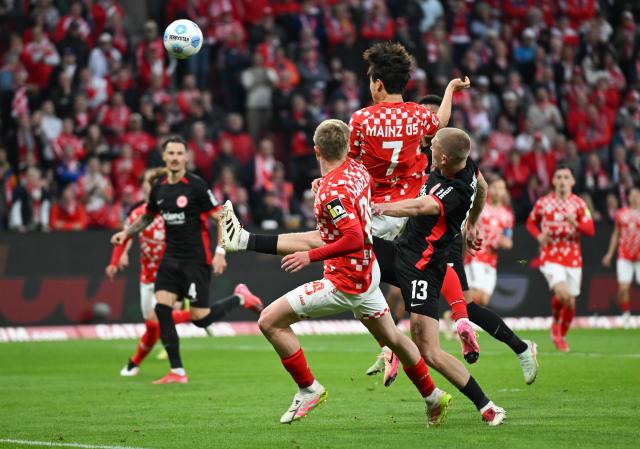 04 May 2025, Rhineland-Palatinate, Mainz: Mainz's Jae-Sung Lee (C) scores a goal during the German Bundesliga soccer match between FSV Mainz 05 and Eintracht Frankfurt at the Mewa Arena. Photo: Arne Dedert/dpa - IMPORTANT NOTICE: DFL and DFB regulations prohibit any use of photographs as image sequences and/or quasi-video.
