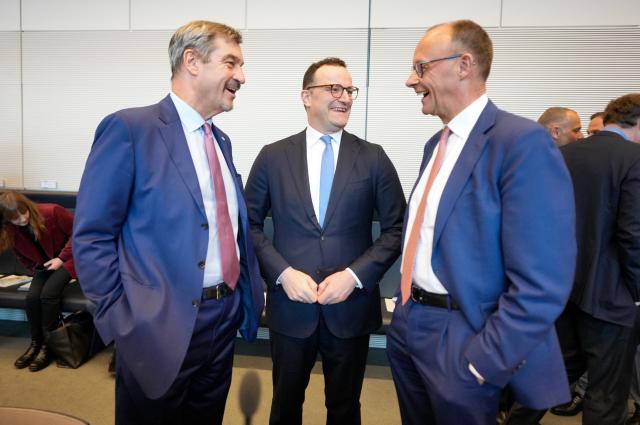 05 May 2025, Berlin: Jens Spahn (C), designated chairman of the parliamentary group of the Christian Democratic Union (CDU)/Christian Social Union (CSU), stands with Friedrich Merz, CDU chairman, and Markus Soeder, CSU chairman, before the start of the CDU/CSU Union parliamentary group meeting in Berlin. Photo: Michael Kappeler/dpa