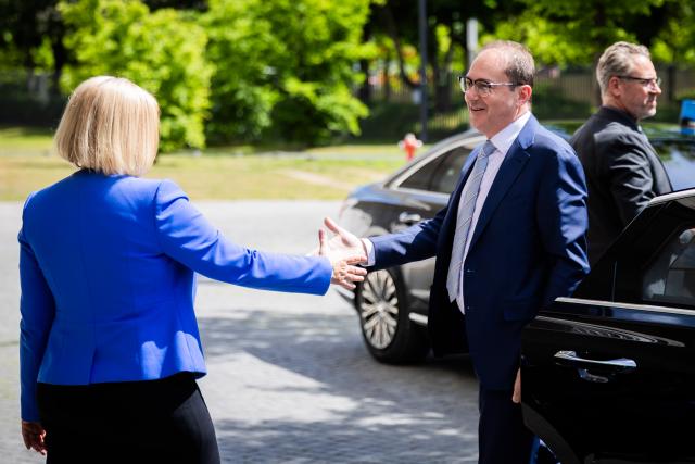 07 May 2025, Berlin: Alexander Dobrindt, new German Minister of the Interior and Home Affairs, and his predecessor Nancy Faeser shake hands in front of the federal eagle at the protocol entrance to the Federal Ministry of the Interior during a photo session to mark the handover of office. Photo: Christoph Soeder/dpa