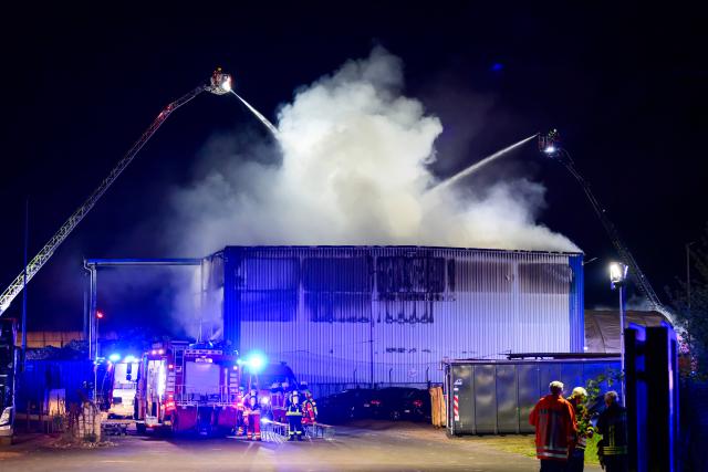 09 May 2025, Lower Saxony, Melbeck: Firefighters extinguish a warehouse on the premises of a recycling company. Photo: Philipp Schulze/dpa