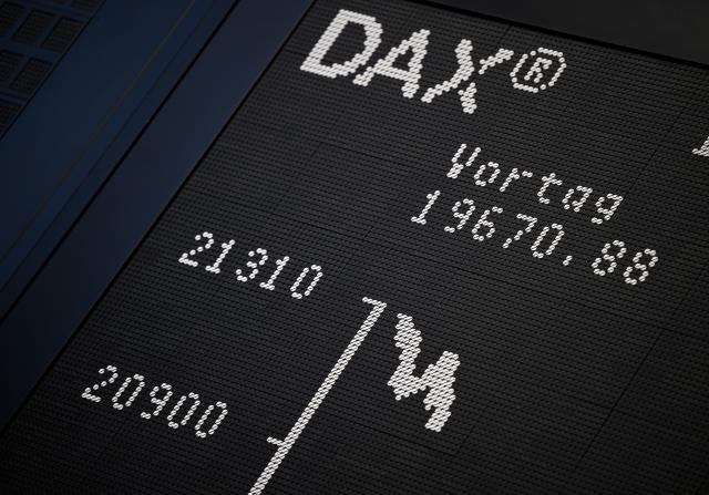 FILED - 10 April 2025, Hesse, Frankfurt/Main: A price jump can be seen on the Frankfurt Stock Exchange display board with the Dax curve. Photo: Arne Dedert/dpa