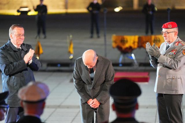 FILED - 05 May 2025, Berlin: German Chancellor Olaf Scholz (C) bows while being applauded by Defense Minister Boris Pistorius (L) and General Carsten Breuer, Inspector General of the Bundeswehr, at the Bundeswehr's Grand Tattoo for his farewell ceremony, in front of the Ministry of Defence in Berlin. Photo: Michael Kappeler/dpa