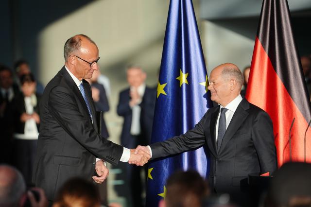FILED - 06 May 2025, Berlin: Former German Chancellor Olaf Scholz (R) shakes hands with the newly elected Federal Chancellor Friedrich Merz during the handover of office in the Federal Chancellery. Photo: Kay Nietfeld/dpa