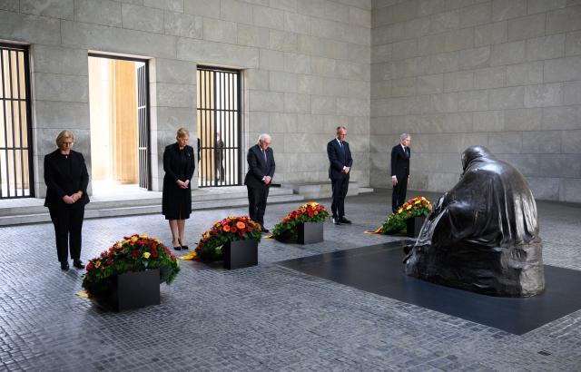 FILED - 08 May 2025, Berlin: German President Frank-Walter Steinmeier (C) lays a wreath at the Neue Wache, joined by (L-R) Anke Rehlinger, Julia Kloeckner, Chancellor Friedrich Merz, and Stephan Harbarth, to mark the 80th anniversary of the end of World War II following Germany's unconditional surrender on May 8, 1945. Photo: Bernd von Jutrczenka/dpa