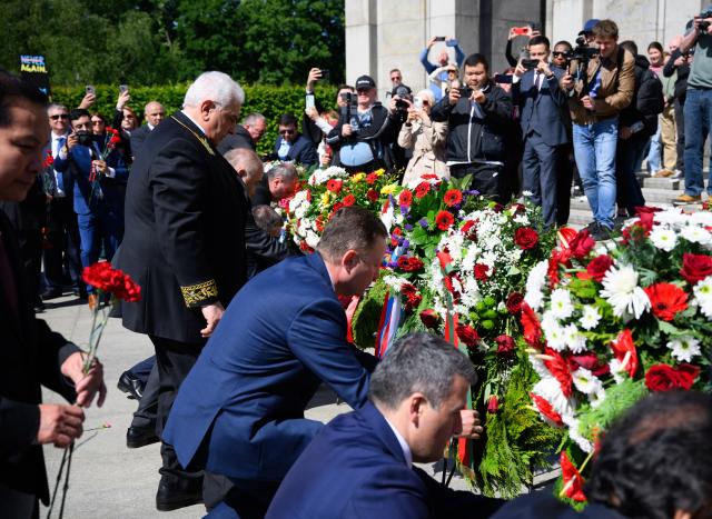 09 May 2025, Berlin: Sergei Netshaev, Russian Ambassador to Germany, lays a wreath at the Soviet Memorial in Tiergarten, which commemorates Soviet soldiers killed in World War II. May 9 is marked as Victory Day in Russia and several successor states. Photo: Bernd von Jutrczenka/dpa