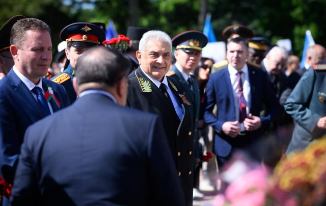 09 May 2025, Berlin: Sergei Netshaev, Russian Ambassador to Germany, lays a wreath at the Soviet Memorial in Tiergarten, which commemorates Soviet soldiers killed in World War II. May 9 is marked as Victory Day in Russia and several successor states. Photo: Bernd von Jutrczenka/dpa