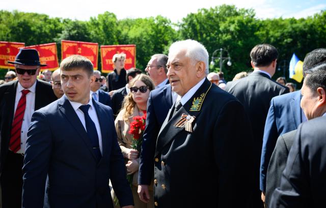 09 May 2025, Berlin: Sergei Netshaev, Russian Ambassador to Germany, lays a wreath at the Soviet Memorial in Tiergarten, which commemorates Soviet soldiers killed in World War II. May 9 is marked as Victory Day in Russia and several successor states. Photo: Bernd von Jutrczenka/dpa