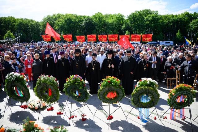 09 May 2025, Berlin: Representatives of the Russian Orthodox Church stand at the Soviet Memorial in Tiergarten, which commemorates Soviet soldiers killed in World War II. May 9 is marked as Victory Day in Russia and several successor states. Photo: Bernd von Jutrczenka/dpa