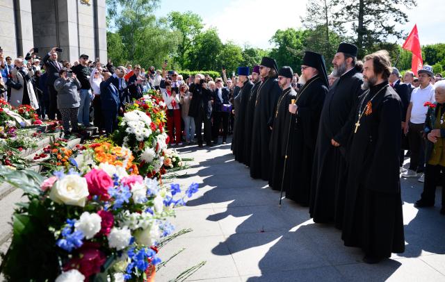 09 May 2025, Berlin: Representatives of the Russian Orthodox Church stand at the Soviet Memorial in Tiergarten, which commemorates Soviet soldiers killed in World War II. May 9 is marked as Victory Day in Russia and several successor states. Photo: Bernd von Jutrczenka/dpa