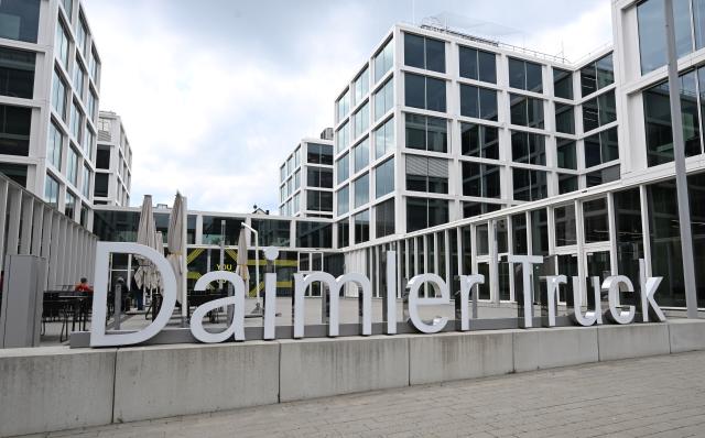PRODUCTION - 08 May 2025, Baden-Württemberg, Leinfelden-Echterdingen: The logo of the commercial vehicle manufacturer Daimler Truck stands in front of the company headquarters. Photo: Bernd Weißbrod/dpa