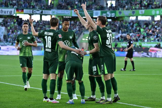 09 May 2025, Lower Saxony, Wolfsburg: Wolfsburg's Mohamed Amoura (C) celebrates scoring his side's first goal with teammates during the German Bundesliga soccer match between VfL Wolfsburg and TSG 1899 Hoffenheim at the Volkswagen Arena. Photo: Swen Pförtner/dpa - IMPORTANT NOTICE: DFL and DFB regulations prohibit any use of photographs as image sequences and/or quasi-video.