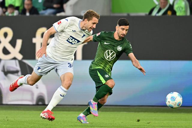 09 May 2025, Lower Saxony, Wolfsburg: Wolfsburg's Mohamed Amoura (R) and Hoffenheim's Arthur Chaves in action during the German Bundesliga soccer match between VfL Wolfsburg and TSG 1899 Hoffenheim at the Volkswagen Arena. Photo: Swen Pförtner/dpa - IMPORTANT NOTICE: DFL and DFB regulations prohibit any use of photographs as image sequences and/or quasi-video.