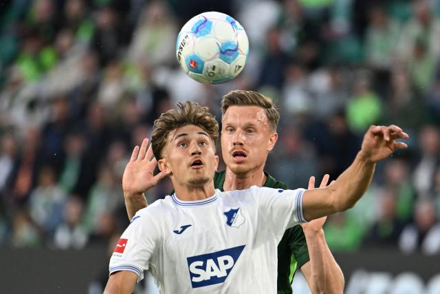 09 May 2025, Lower Saxony, Wolfsburg: Hoffenheim's Tom Bischof (L) and Wolfsburg's Yannick Gerhardt in action during the German Bundesliga soccer match between VfL Wolfsburg and TSG 1899 Hoffenheim at the Volkswagen Arena. Photo: Swen Pförtner/dpa - IMPORTANT NOTICE: DFL and DFB regulations prohibit any use of photographs as image sequences and/or quasi-video.