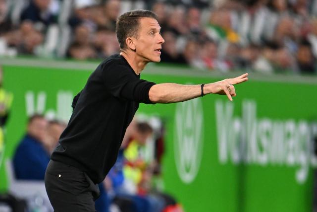09 May 2025, Lower Saxony, Wolfsburg: Wolfsburg coach Daniel Bauer gives instructions during the German Bundesliga soccer match between VfL Wolfsburg and TSG 1899 Hoffenheim at the Volkswagen Arena. Photo: Swen Pförtner/dpa - IMPORTANT NOTICE: DFL and DFB regulations prohibit any use of photographs as image sequences and/or quasi-video.