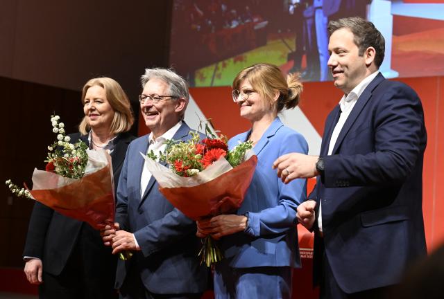 10 May 2025, North Rhine-Westphalia, Duisburg: Achim Post (2nd L) and Sarah Philipp (2nd R), state chairpersons of the NRW SPD, receive applause from Minister of Labor Baerbel Bas (L) and SPD Chairman Lars Klingbeil (R) after their re-election during the SPD state party conference in North Rhine-Westphalia at the Mercatorhalle. Delegates are electing a new executive committee. Photo: Roberto Pfeil/dpa