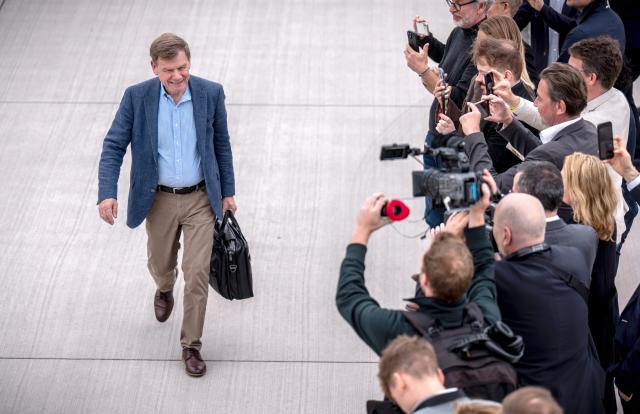10 May 2025, Brandenburg, Schoenefeld: Johann Wadephul, German Foreign Minister, boards an aircraft of the air force to travel to Israel for his inaugural visit. Photo: Michael Kappeler/dpa