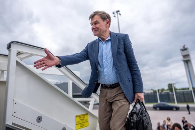 10 May 2025, Brandenburg, Schoenefeld: Johann Wadephul, German Foreign Minister, boards an aircraft of the air force to travel to Israel for his inaugural visit. Photo: Michael Kappeler/dpa