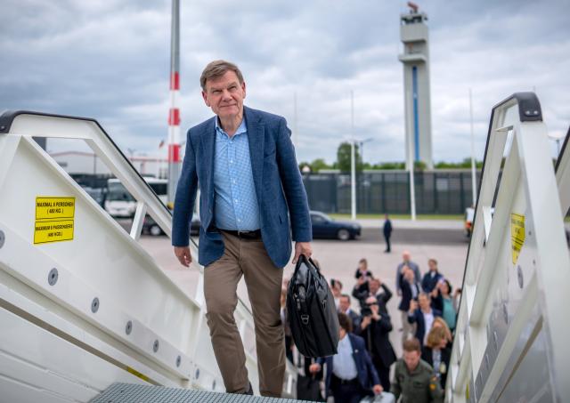 10 May 2025, Brandenburg, Schoenefeld: Johann Wadephul, German Foreign Minister, boards an aircraft of the air force to travel to Israel for his inaugural visit. Photo: Michael Kappeler/dpa