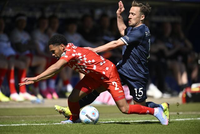10 May 2025, North Rhine-Westphalia, Bochum: Bochum's Felix Passlack (R) and Mainz' Phillipp Mwene battle for the ball during the German Bundesliga soccer match between VfL Bochum and FSV Mainz 05 at Vonovia Rurhstadion. Photo: Anke Waelischmiller/dpa - IMPORTANT NOTICE: DFL and DFB regulations prohibit any use of photographs as image sequences and/or quasi-video.