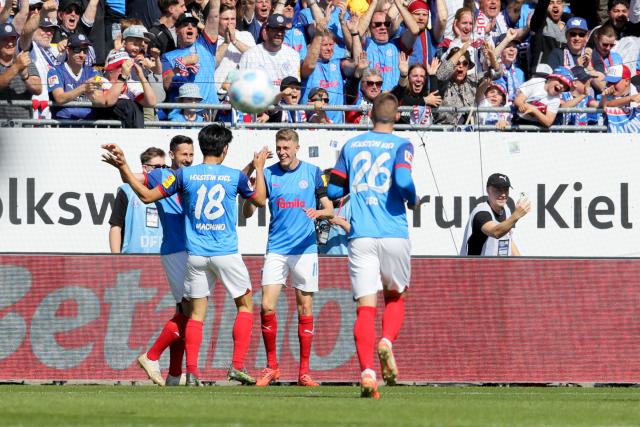 10 May 2025, Schleswig-Holstein, Kiel: Kiel's players celebrate their side's first goal scored by Lasse Rosenboom during the German Bundesliga soccer match between Holstein Kiel and SC Freiburg at Holstein Stadium. Photo: Claus Bergmann/dpa - IMPORTANT NOTICE: DFL and DFB regulations prohibit any use of photographs as image sequences and/or quasi-video.
