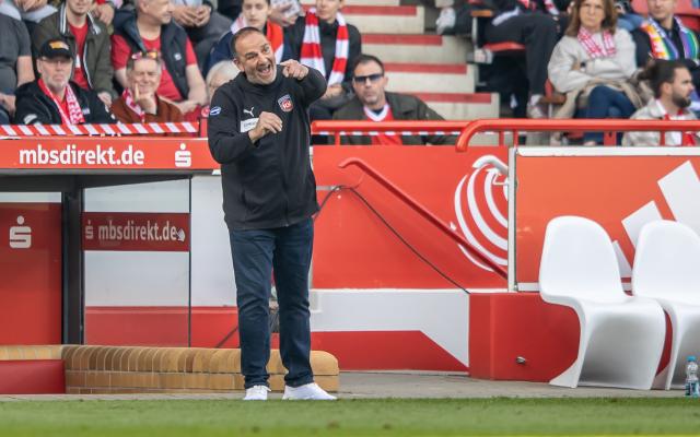 10 May 2025, Berlin: Heidenheim coach Frank Schmidt gestures during the German Bundesliga soccer match between 1.FC Union Berlin and 1. FC Heidenheim at An der Alten Foersterei. Photo: Andreas Gora/dpa - IMPORTANT NOTICE: DFL and DFB regulations prohibit any use of photographs as image sequences and/or quasi-video.