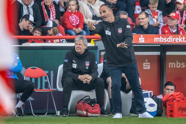 10 May 2025, Berlin: Heidenheim coach Frank Schmidt gestures during the German Bundesliga soccer match between 1.FC Union Berlin and 1. FC Heidenheim at An der Alten Foersterei. Photo: Andreas Gora/dpa - IMPORTANT NOTICE: DFL and DFB regulations prohibit any use of photographs as image sequences and/or quasi-video.