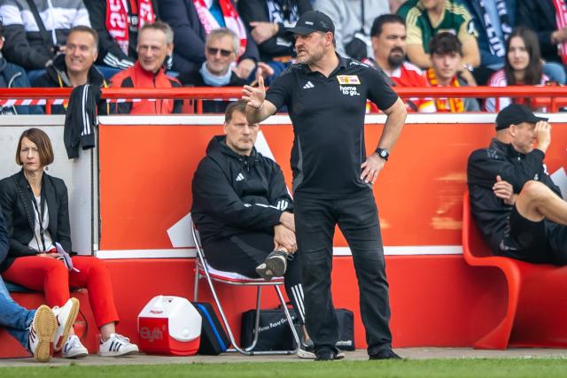 10 May 2025, Berlin: Union Berlin coach Steffen Baumgart gestures during the German Bundesliga soccer match between 1.FC Union Berlin and 1. FC Heidenheim at An der Alten Foersterei. Photo: Andreas Gora/dpa - IMPORTANT NOTICE: DFL and DFB regulations prohibit any use of photographs as image sequences and/or quasi-video.