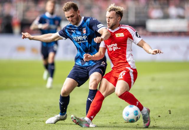 10 May 2025, Berlin: Heidenheim's Tim Siersleben (L) and Berlin's Benedict Hollerbach battle for the ball during the German Bundesliga soccer match between 1.FC Union Berlin and 1. FC Heidenheim at An der Alten Foersterei. Photo: Andreas Gora/dpa - IMPORTANT NOTICE: DFL and DFB regulations prohibit any use of photographs as image sequences and/or quasi-video.