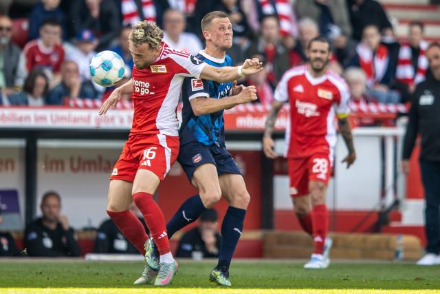 10 May 2025, Berlin: Berlin's Benedict Hollerbach (L) and Berlin's Adrian Beck battle for the ball during the German Bundesliga soccer match between 1.FC Union Berlin and 1. FC Heidenheim at An der Alten Foersterei. Photo: Andreas Gora/dpa - IMPORTANT NOTICE: DFL and DFB regulations prohibit any use of photographs as image sequences and/or quasi-video.