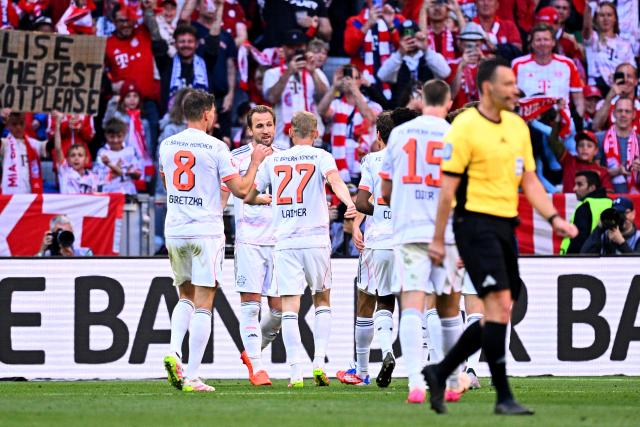 10 May 2025, Bavaria, Munich: Munich's Harry Kane (2nd L) celebrates scoring his side's first goal with his teammates during the German Bundesliga soccer match between FC Bayern Munich and Borussia Moenchengladblach at Allianz Arena. Photo: Tom Weller/dpa - IMPORTANT NOTICE: DFL and DFB regulations prohibit any use of photographs as image sequences and/or quasi-video.