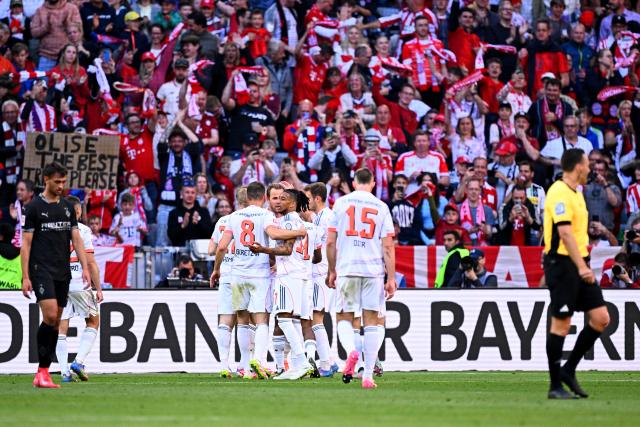 10 May 2025, Bavaria, Munich: Munich's Harry Kane (C) celebrates scoring his side's first goal with his teammates during the German Bundesliga soccer match between FC Bayern Munich and Borussia Moenchengladblach at Allianz Arena. Photo: Tom Weller/dpa - IMPORTANT NOTICE: DFL and DFB regulations prohibit any use of photographs as image sequences and/or quasi-video.