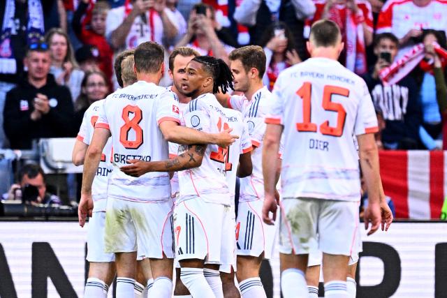 10 May 2025, Bavaria, Munich: Munich's Harry Kane celebrates scoring his side's first goal with his teammates during the German Bundesliga soccer match between FC Bayern Munich and Borussia Moenchengladblach at Allianz Arena. Photo: Tom Weller/dpa - IMPORTANT NOTICE: DFL and DFB regulations prohibit any use of photographs as image sequences and/or quasi-video.