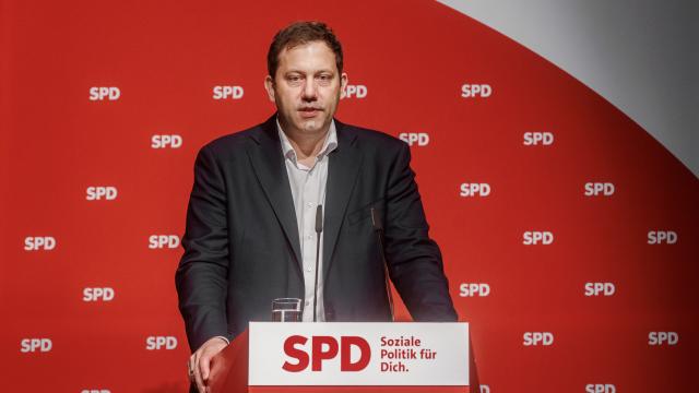 11 May 2025, Schleswig-Holstein, Husum: SPD party chairman Lars Klingbeil Social Democratic Party of Germany
(SPD) speaks at the Schleswig-Holstein SPD state party conference. Photo: Markus Scholz/dpa