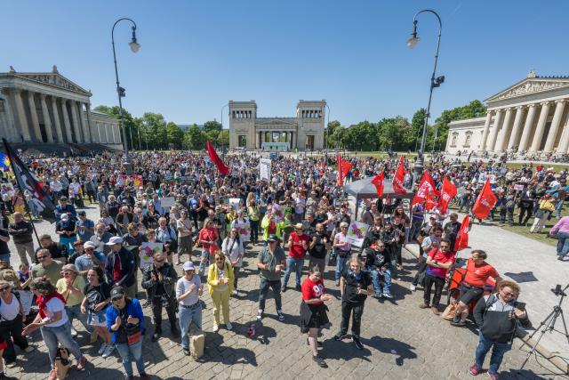 11 May 2025, Bavaria, Munich: Demonstrators gather at Koenigsplatz during a rally as part of the nationwide day of action "No more excuses - ban the AfD now!", called by the alliance "Together against the right". Photo: Tobias Hase/dpa