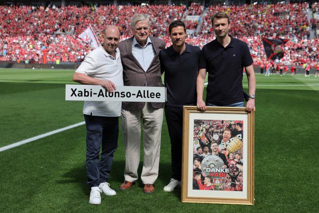 11 May 2025, North Rhine-Westphalia, Leverkusen: Leverkusen coach Xabi Alonso (2nd L) stands between (L-R) Leverkusen's CEO Fernando Carro de Prada, former Chairman of the Board of Management of Bayer AG Werner Wenning and Leverkusen's Managing Director Sport Simon Rolfes at his farewell ceremony prior to the start of the German Bundesliga soccer match between Bayer Leverkusen and Borussia Dortmund at BayArena. Photo: Rolf Vennenbernd/dpa - IMPORTANT NOTICE: DFL and DFB regulations prohibit any use of photographs as image sequences and/or quasi-video.