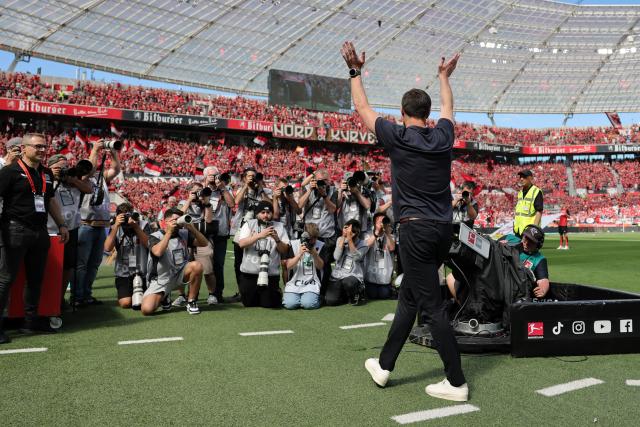 11 May 2025, North Rhine-Westphalia, Leverkusen: Leverkusen coach Xabi Alonso waves to the fans before his farewell prior to the start of the German Bundesliga soccer match between Bayer Leverkusen and Borussia Dortmund at BayArena. Photo: Rolf Vennenbernd/dpa - IMPORTANT NOTICE: DFL and DFB regulations prohibit any use of photographs as image sequences and/or quasi-video.