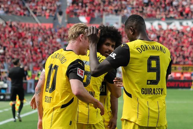 11 May 2025, North Rhine-Westphalia, Leverkusen: Dortmund's Karim Adeyemi (C) celebrates scoring his side's third goal with teammates during the German Bundesliga soccer match between Bayer Leverkusen and Borussia Dortmund at BayArena. Photo: Rolf Vennenbernd/dpa - IMPORTANT NOTICE: DFL and DFB regulations prohibit any use of photographs as image sequences and/or quasi-video.