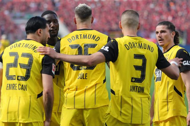 11 May 2025, North Rhine-Westphalia, Leverkusen: Dortmund's Serhou Guirassy (2nd L) celebrates scoring his side's fourth goal with teammates (L-R) Emre Can, Niklas Suele, Waldemar Anton and Marcel Sabitzer during the German Bundesliga soccer match between Bayer Leverkusen and Borussia Dortmund at BayArena. Photo: Rolf Vennenbernd/dpa - IMPORTANT NOTICE: DFL and DFB regulations prohibit any use of photographs as image sequences and/or quasi-video.