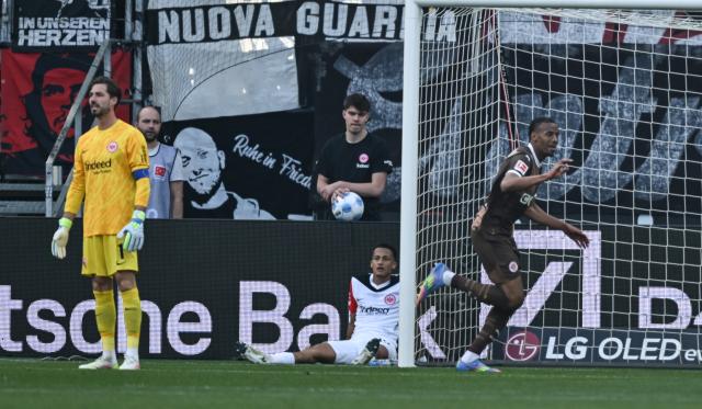 11 May 2025, Hesse, Frankfurt/Main: St. Pauli's Morgan Guilavogui (R) celebrates scoring his side's second goal during the German Bundesliga soccer match between Eintracht Frankfurt and FC St. Pauli at Deutsche Bank Park. Photo: Arne Dedert/dpa - WICHTIGER HINWEIS: Gemäß den Vorgaben der DFL Deutsche Fußball Liga bzw. des DFB Deutscher Fußball-Bund ist es untersagt, in dem Stadion und/oder vom Spiel angefertigte Fotoaufnahmen in Form von Sequenzbildern und/oder videoähnlichen Fotostrecken zu verwerten bzw. verwerten zu lassen.