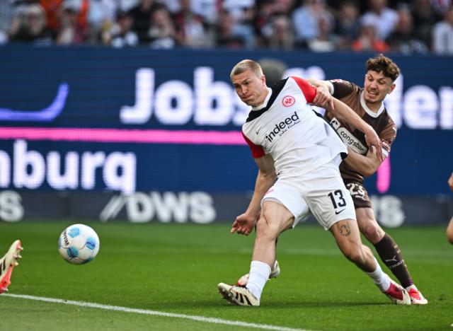 11 May 2025, Hesse, Frankfurt/Main: Frankfurt's Rasmus Kristensen (L) scores his side's first goal during the German Bundesliga soccer match between Eintracht Frankfurt and FC St. Pauli at Deutsche Bank Park. Photo: Arne Dedert/dpa - WICHTIGER HINWEIS: Gemäß den Vorgaben der DFL Deutsche Fußball Liga bzw. des DFB Deutscher Fußball-Bund ist es untersagt, in dem Stadion und/oder vom Spiel angefertigte Fotoaufnahmen in Form von Sequenzbildern und/oder videoähnlichen Fotostrecken zu verwerten bzw. verwerten zu lassen.