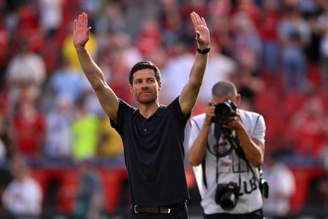 11 May 2025, North Rhine-Westphalia, Leverkusen: Leverkusen coach Xabi Alonso says goodbye to the fans after the German Bundesliga soccer match between Bayer Leverkusen and Borussia Dortmund at BayArena. Photo: Marius Becker/dpa - IMPORTANT NOTICE: DFL and DFB regulations prohibit any use of photographs as image sequences and/or quasi-video.