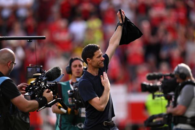 11 May 2025, North Rhine-Westphalia, Leverkusen: Leverkusen coach Xabi Alonso says goodbye to the fans after the German Bundesliga soccer match between Bayer Leverkusen and Borussia Dortmund at BayArena. Photo: Marius Becker/dpa - IMPORTANT NOTICE: DFL and DFB regulations prohibit any use of photographs as image sequences and/or quasi-video.