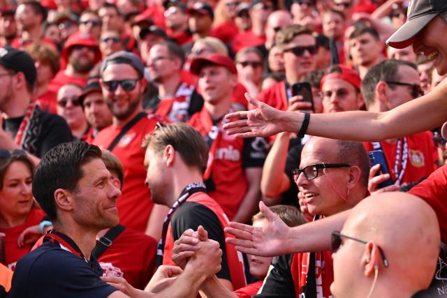 11 May 2025, North Rhine-Westphalia, Leverkusen: Leverkusen coach Xabi Alonso says goodbye to the fans after the German Bundesliga soccer match between Bayer Leverkusen and Borussia Dortmund at BayArena. Photo: Marius Becker/dpa - IMPORTANT NOTICE: DFL and DFB regulations prohibit any use of photographs as image sequences and/or quasi-video.