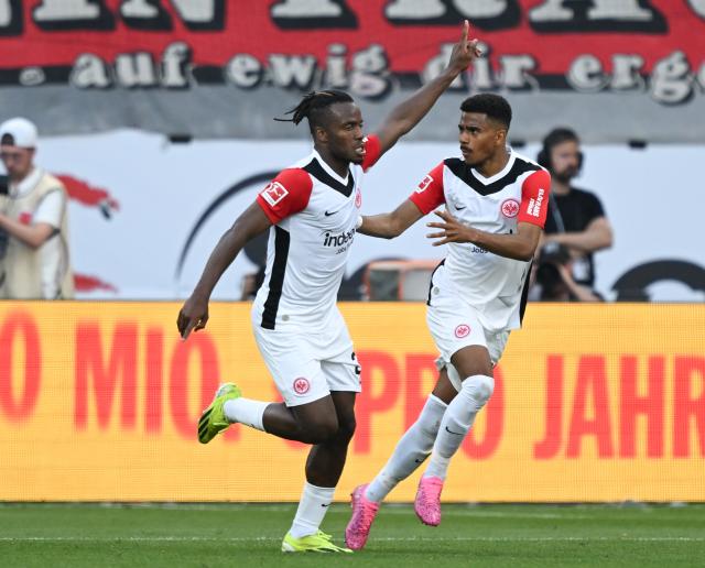 11 May 2025, Hesse, Frankfurt/Main: Frankfurt's Michy Batshuayi (L) celebrates scoring his side's second goal with teammate Ansgar Knauff during the German Bundesliga soccer match between Eintracht Frankfurt and FC St. Pauli at Deutsche Bank Park. Photo: Arne Dedert/dpa - WICHTIGER HINWEIS: Gemäß den Vorgaben der DFL Deutsche Fußball Liga bzw. des DFB Deutscher Fußball-Bund ist es untersagt, in dem Stadion und/oder vom Spiel angefertigte Fotoaufnahmen in Form von Sequenzbildern und/oder videoähnlichen Fotostrecken zu verwerten bzw. verwerten zu lassen.